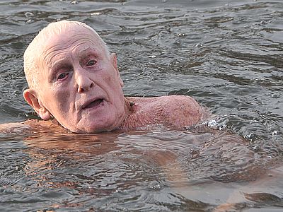 Ladislav Nicek plave na řece Labi v Hradci Králové v ledové vodě, 21. listopadu 2009