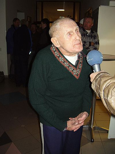Pořadatel soutěže v zimním plavání Ladislav Nicek hovoří pro Český rozhlas, v Olomouci  12. prosince 2009